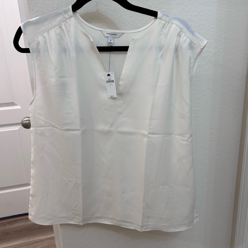 Banana Republic Cream Split-Neck Cap Sleeve Blouse